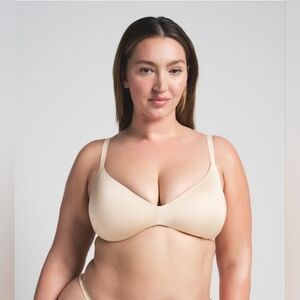 SKIMS Wireless Form Push Up Plunge bra
